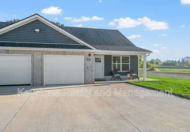 302 Wisteria Ln — Photo 1