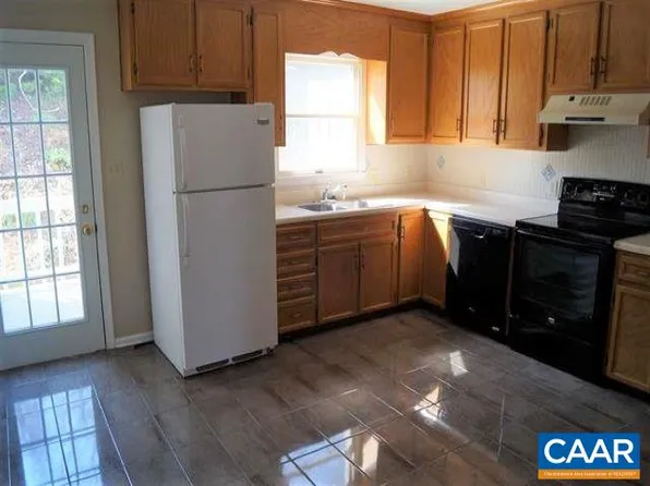 1384 5th St APT B, Waynesboro, VA 22980