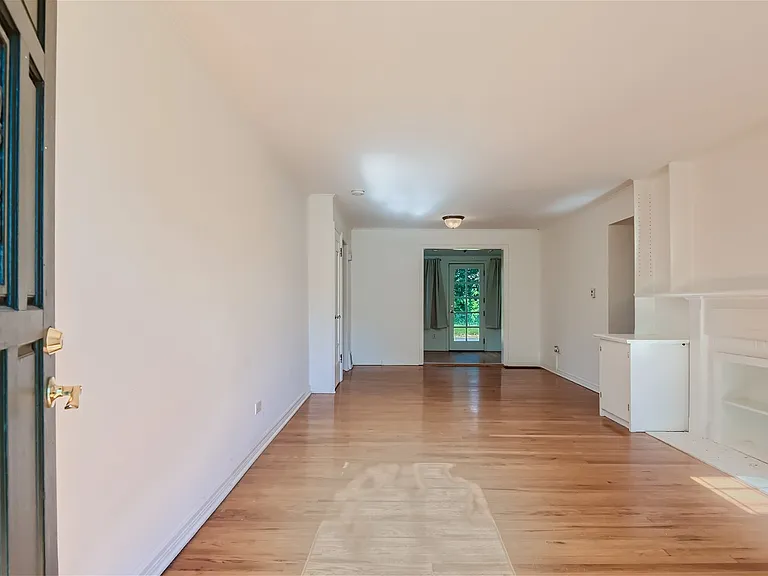 918 Hudson St — Photo 2