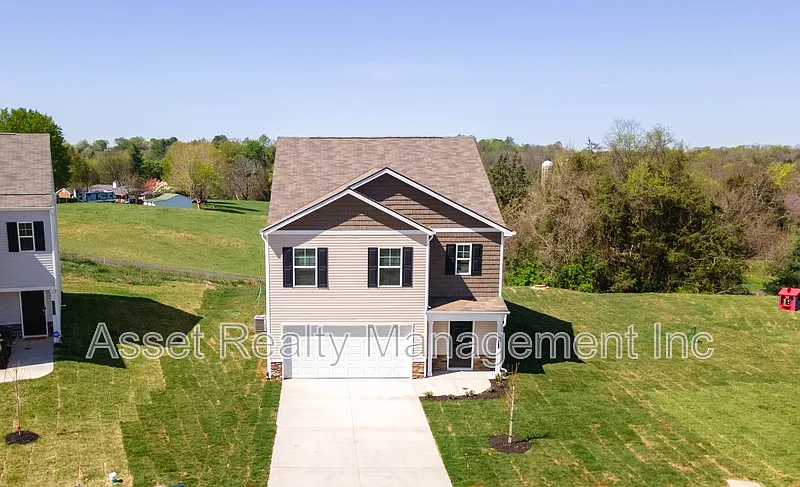 5 bed, 3.0 bath, 2361 sqft, $2,395 — Photo 3