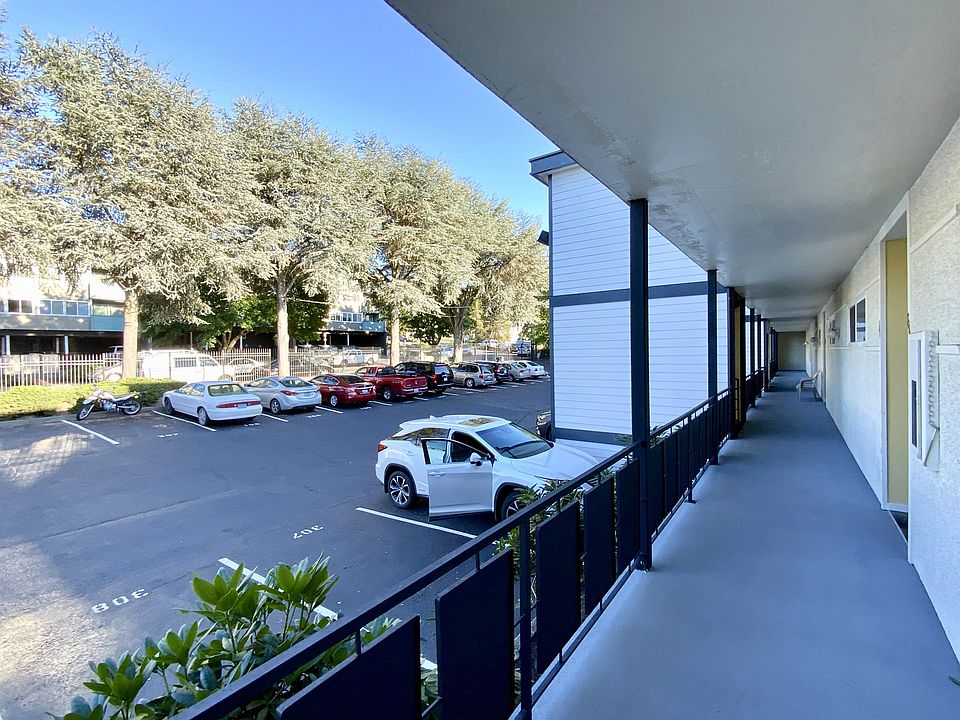 2nd image of 335 Vuemont Pl NE APT 3