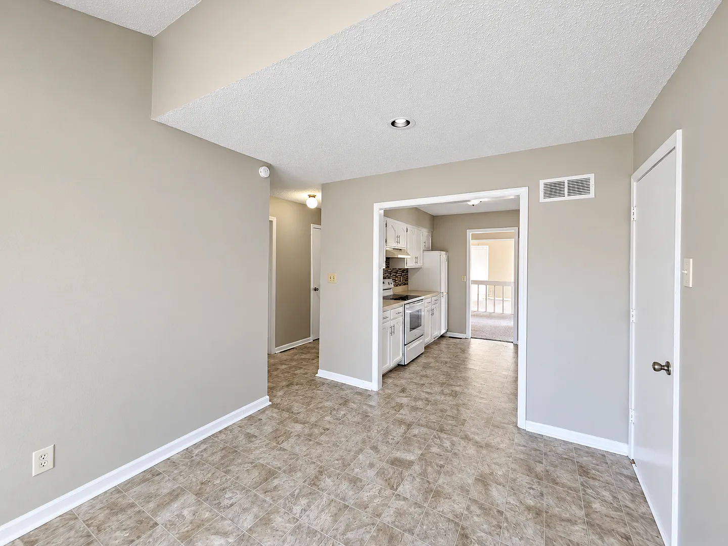 Spacious 3BR Duplex with Two Living Areas — Photo 3