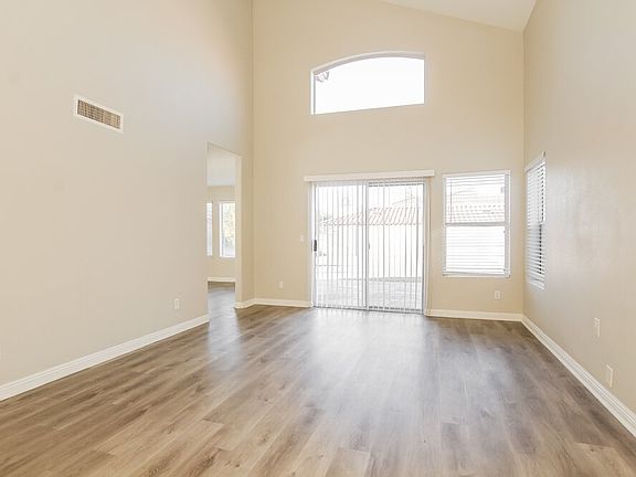 4th image of 1012 N Blackstone Dr