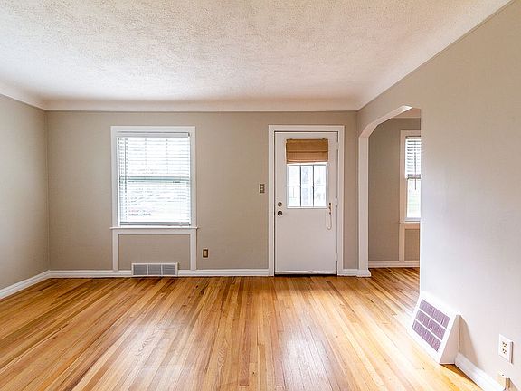 3rd image of 904 N Connecticut Ave
