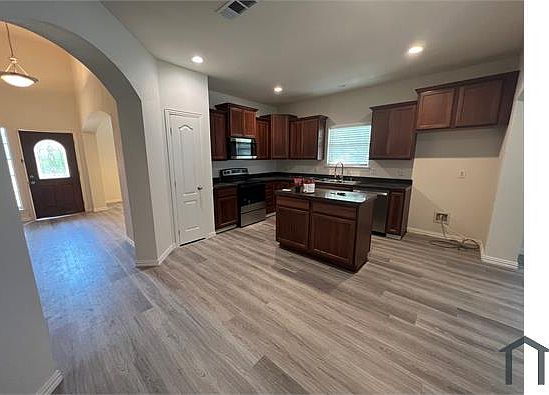 4th image of 2000 Meadow Park Dr
