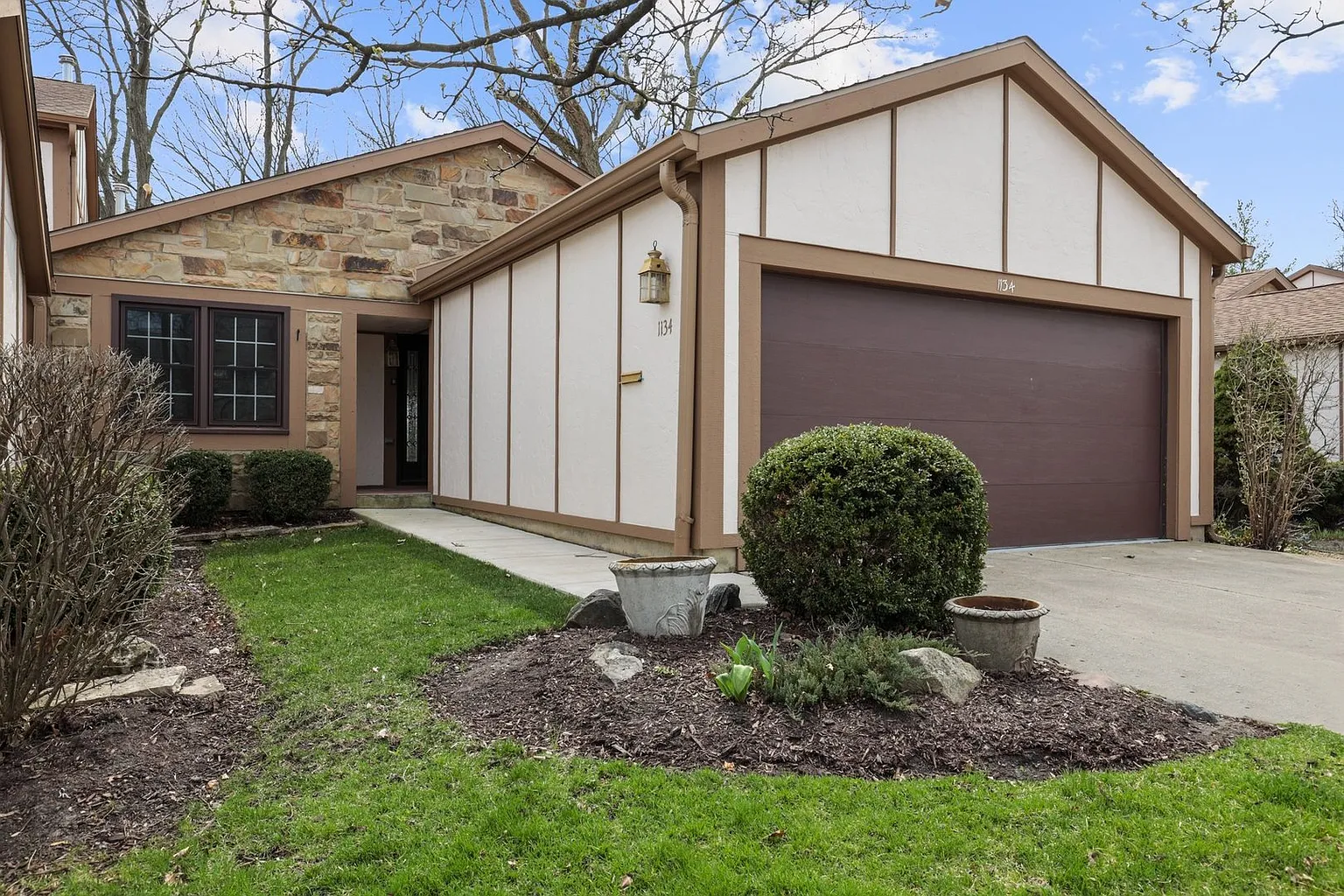 1134 Oakview Dr Unit A photo 1
