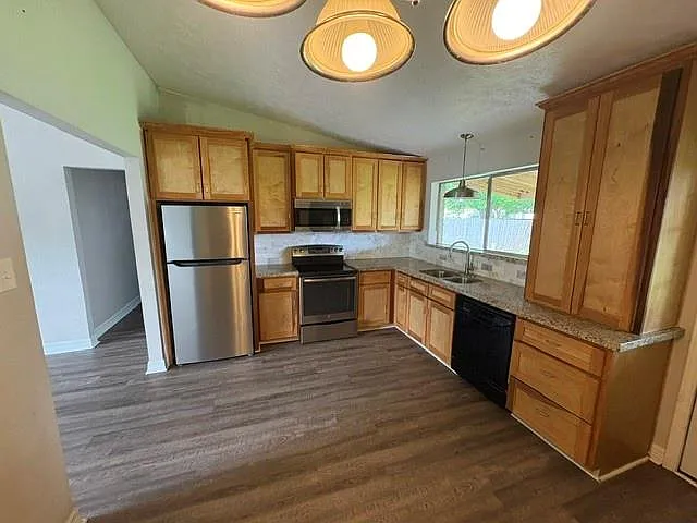 4 bed, 2.0 bath, 1235 sqft, $2,100 — Photo 3