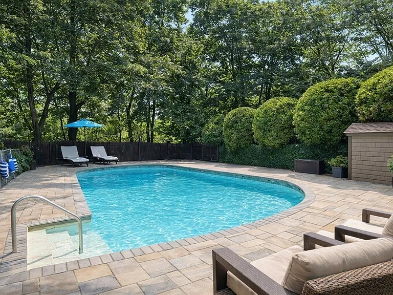 10 Stonewood Dr — Photo 2