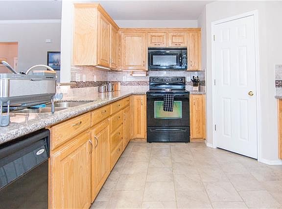 5th image of 605 Stonegate Blvd