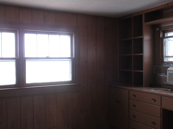 Bedroom 2 w/ Built in Storage