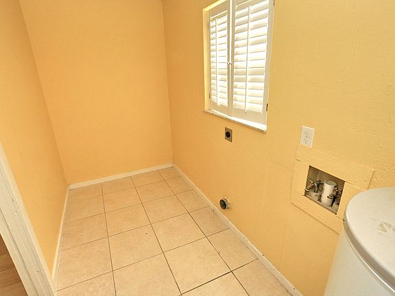 2nd image of 626 NW Cardinal Dr