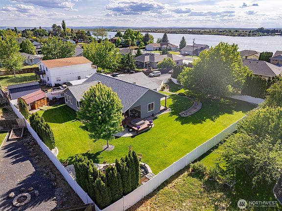 2nd image of 3609 Lakeshore Drive