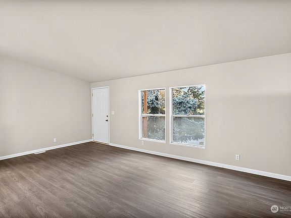 5th image of 14418 215th Avenue E