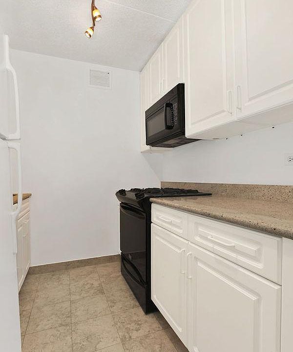 2nd image of 280 Rector Pl APT 6C