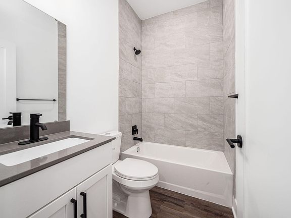 5th image of 1096 Oak St #16