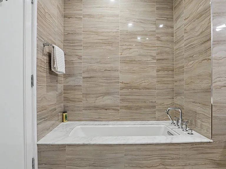 100 Garvies Point Rd #1005 — Photo 14