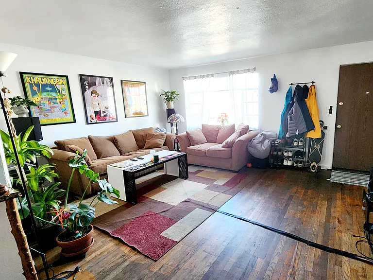 117 E Plum St — Photo 2