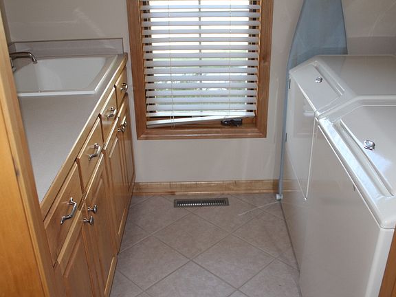 MF laundry w/cupboards