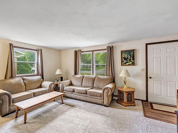 3rd image of 852 Edgewood Dr