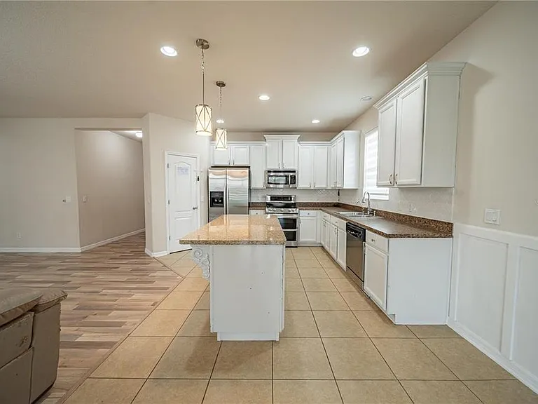 2592 Isabela Ter — Photo 7