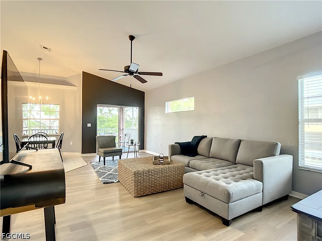 3 bed, 2.0 bath, 1423 sqft, $2,400 — Photo 2