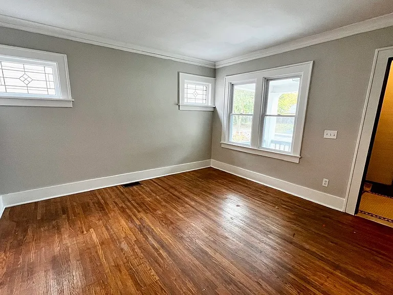 887 Woodbine Ave — Photo 7