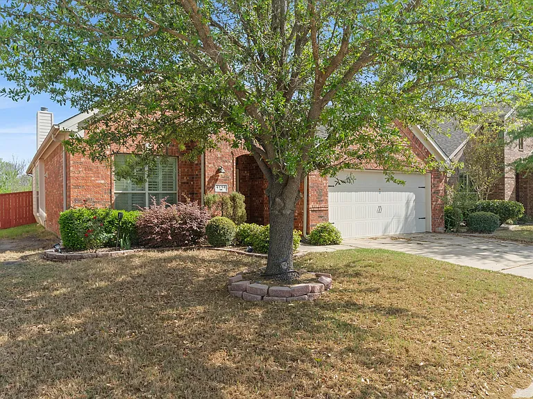 4114 Lee Hutson Dr — Photo 7