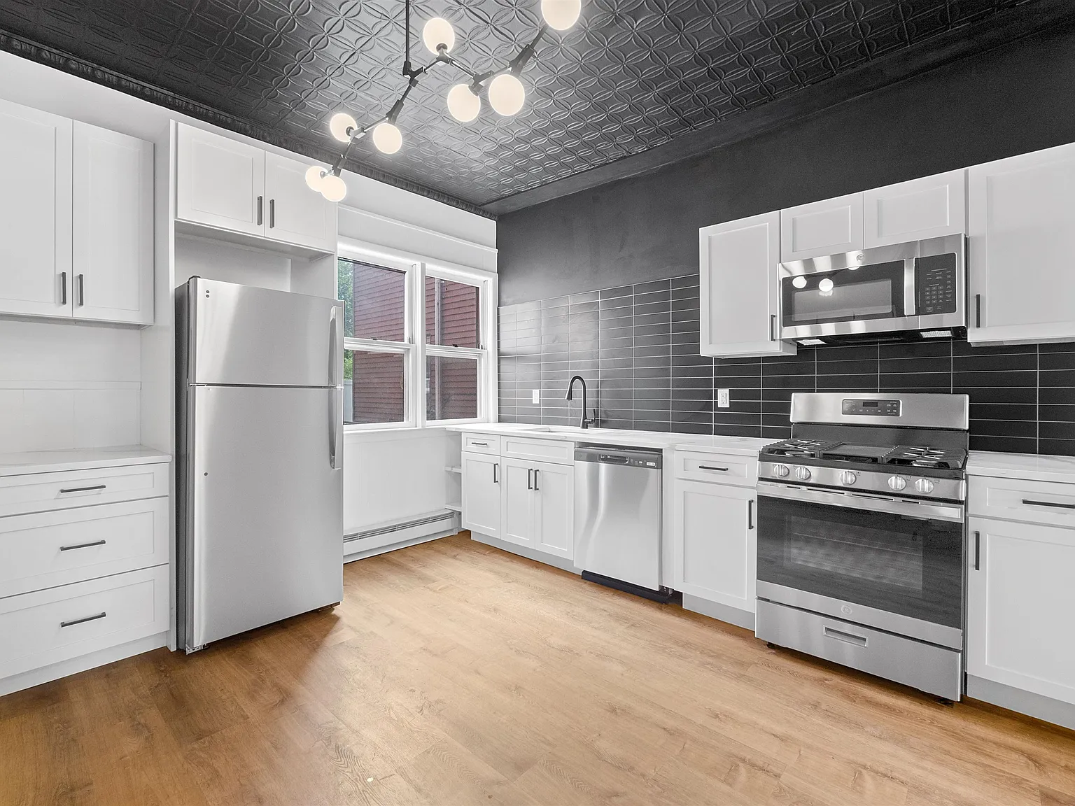 2 bed, 1.0 bath, $2,400 — Photo 2