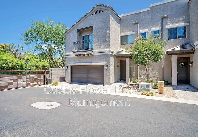 3067 N 33rd Pl — Photo 2