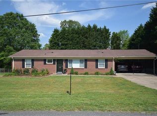 2681 W View Acres St, Hickory, NC 28601