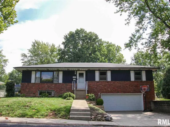 2722 N Millbrook Dr, Peoria, IL 61604