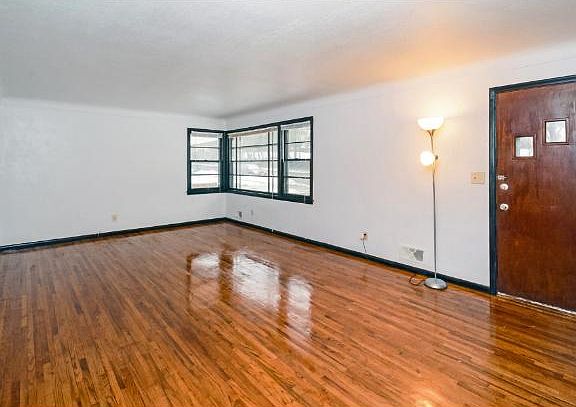 5th image of 2162 Ivy Ave E