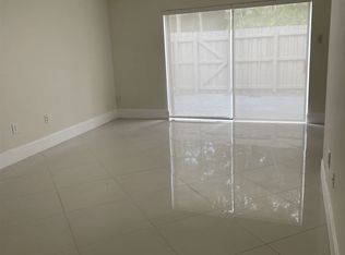 9441 Palm Cir N, Hollywood, FL 33025