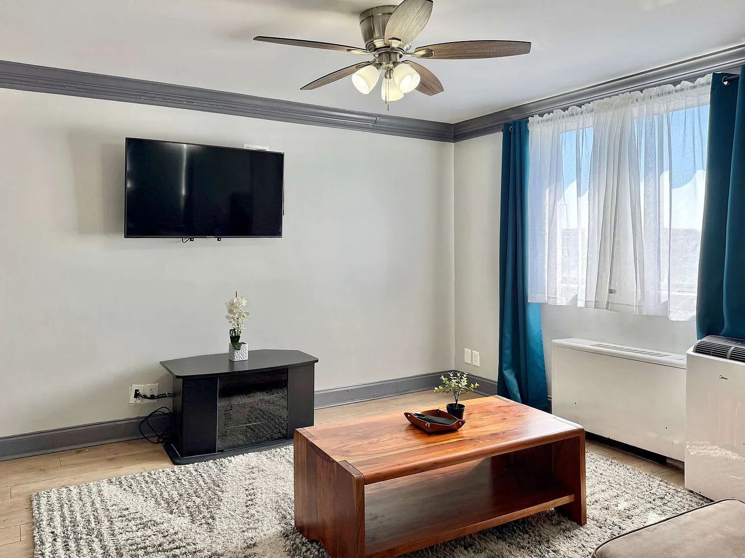 3 bed, 2.0 bath, 990 sqft, $3,377 — Photo 4