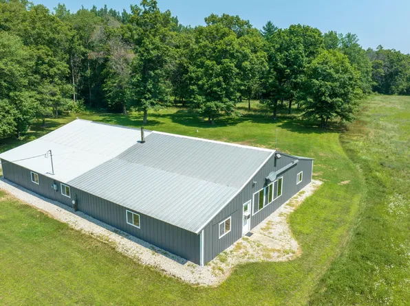 9746 N Maple Hill Rd, Howard City, MI 49329