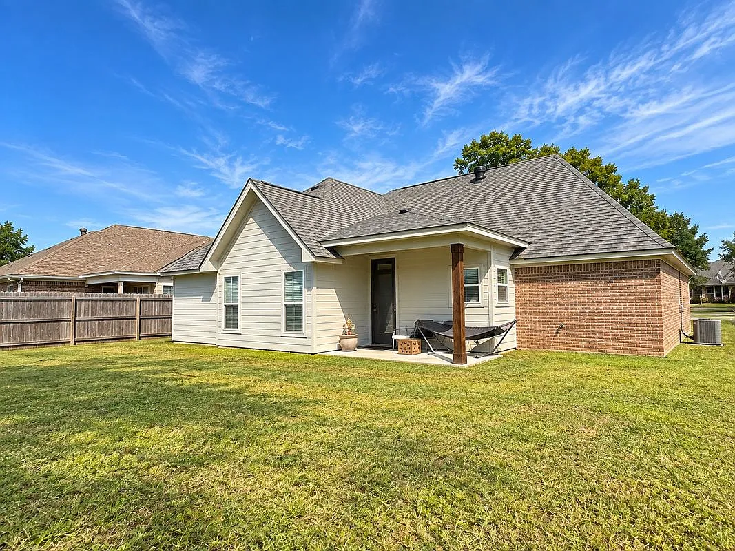 3 bed, 2.0 bath, 1557 sqft, $1,850 — Photo 4