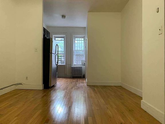 2nd image of 940 Kent Ave #3LR