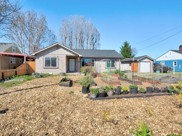 66 Clover Ln, Medford, OR 97501
