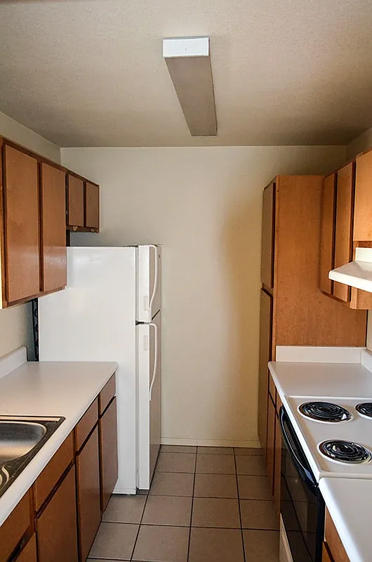 Country Manor Apartments — Photo 3