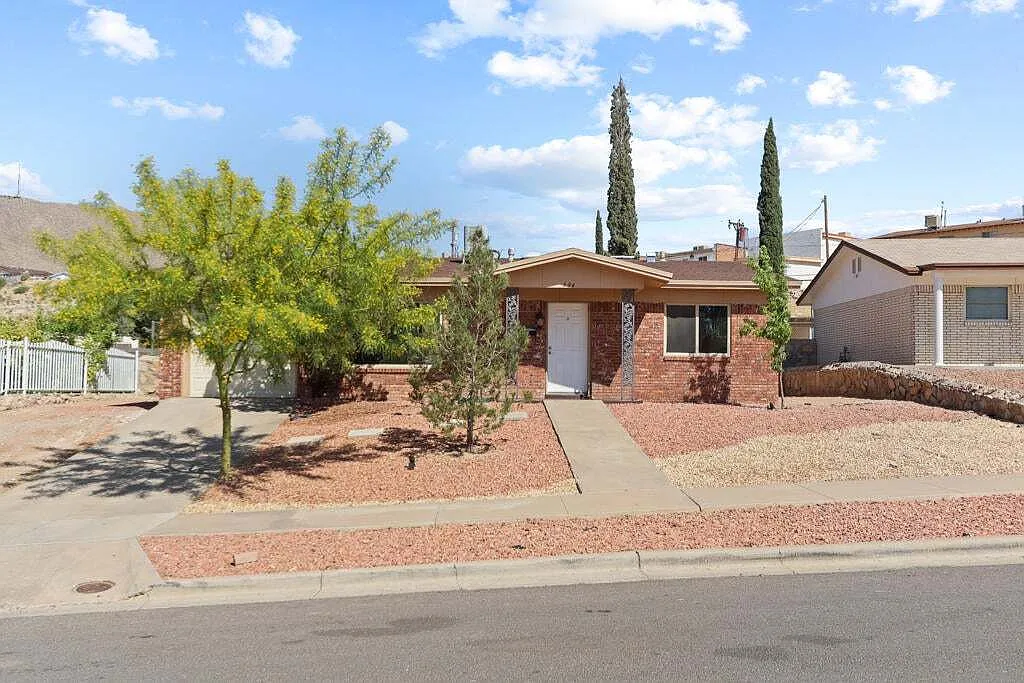 4 bed, 2.0 bath, 1184 sqft, $1,850 — Photo 1