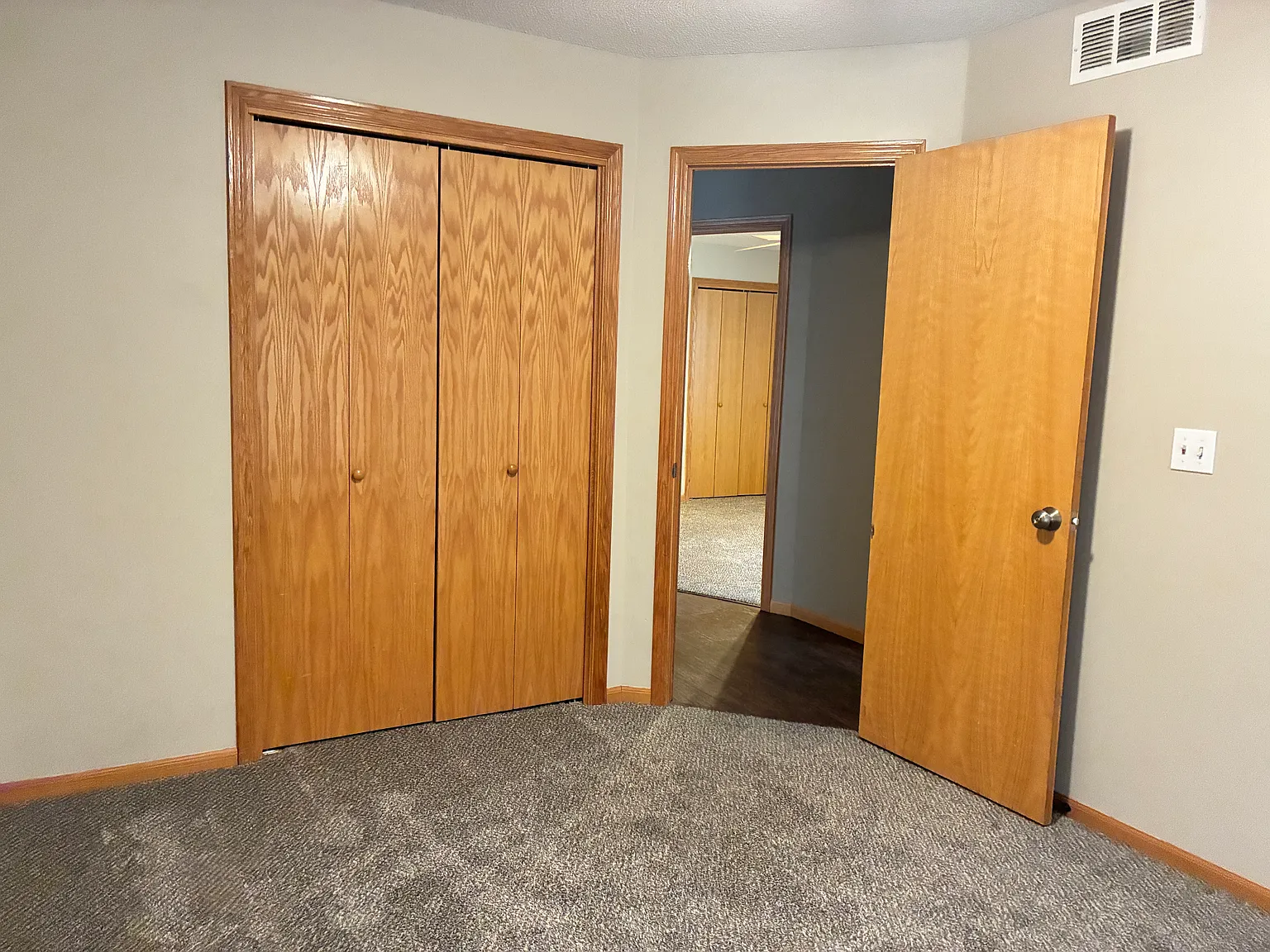 5 bed, 2045 sqft, $2,050 — Photo 4