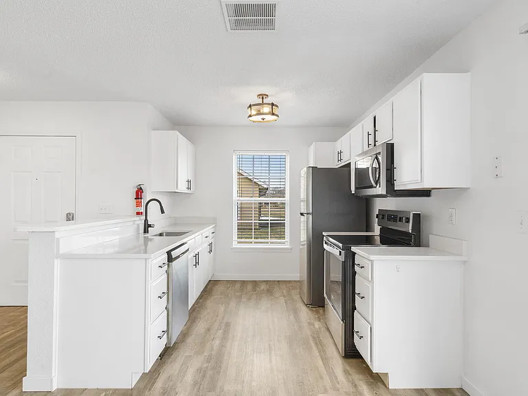 640 E Sunset St — Photo 11