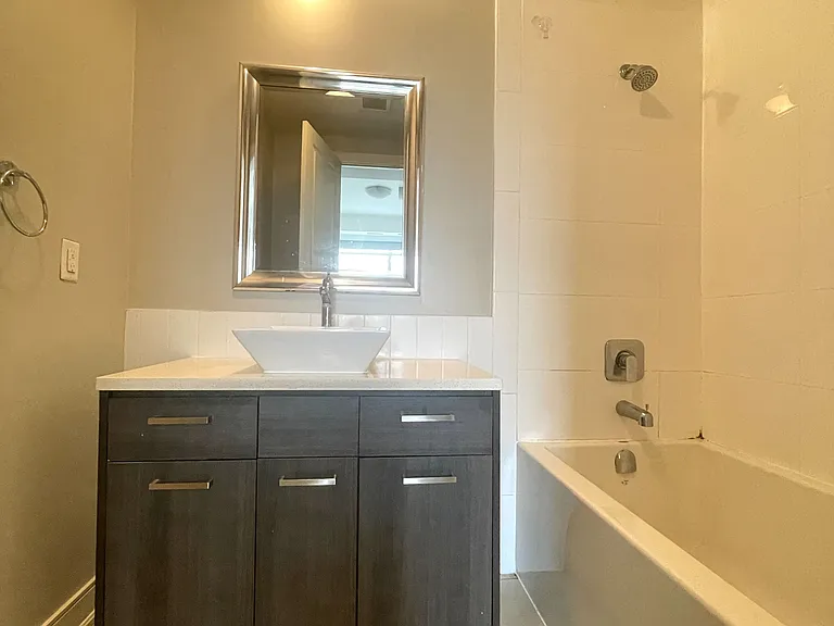 150 Main St W #509 — Photo 8