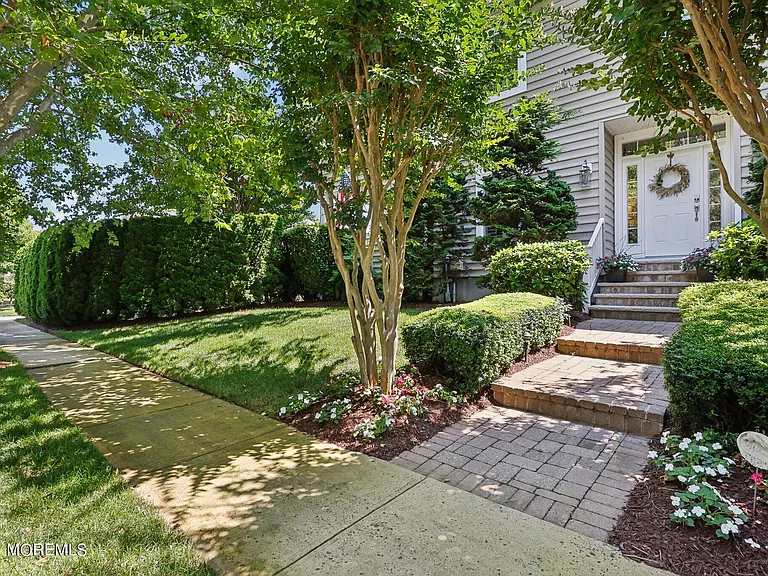 317 Worthington Ave — Photo 2