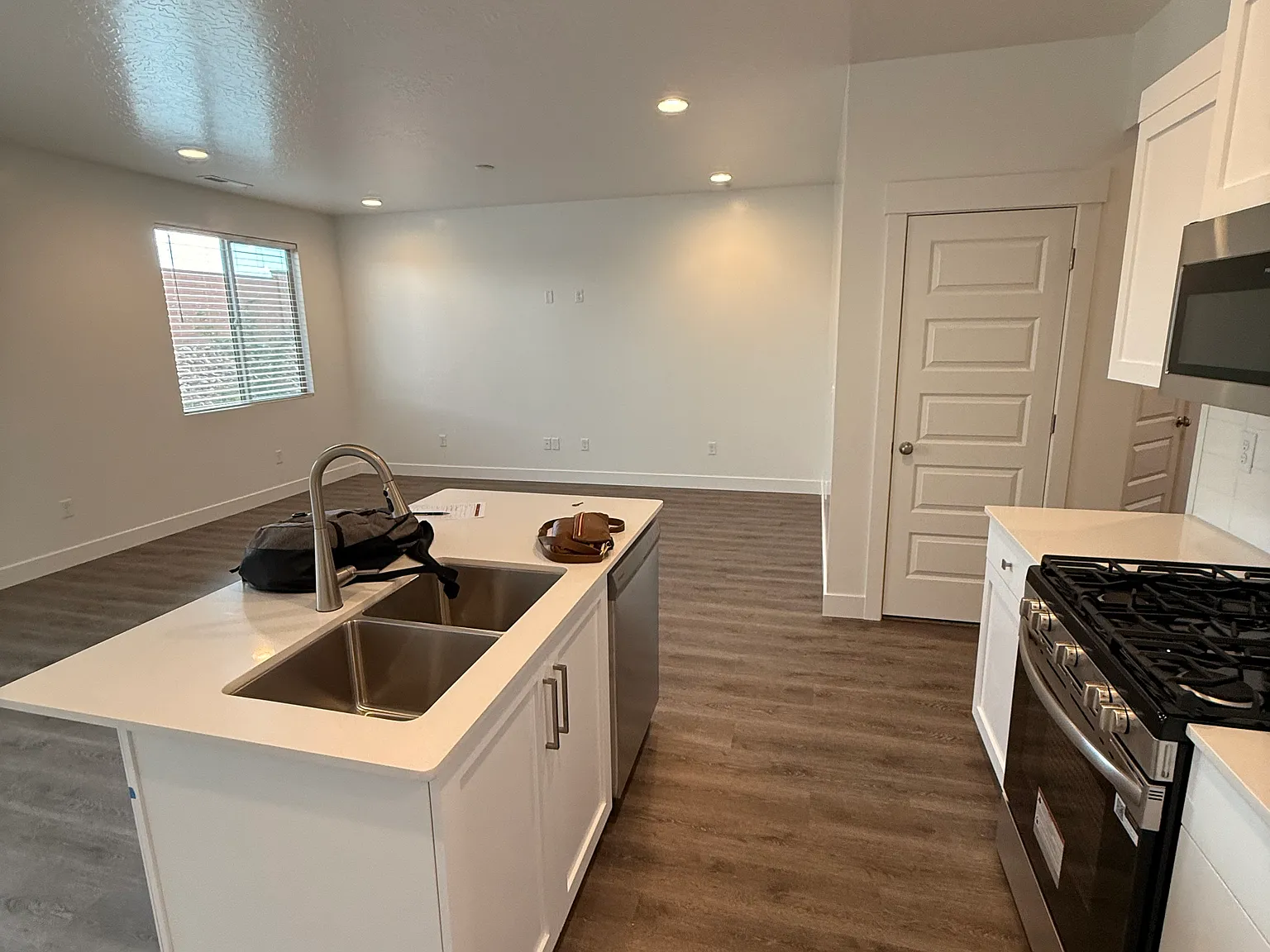 4 bed, 2.5 bath, 1895 sqft, $2,250 — Photo 2
