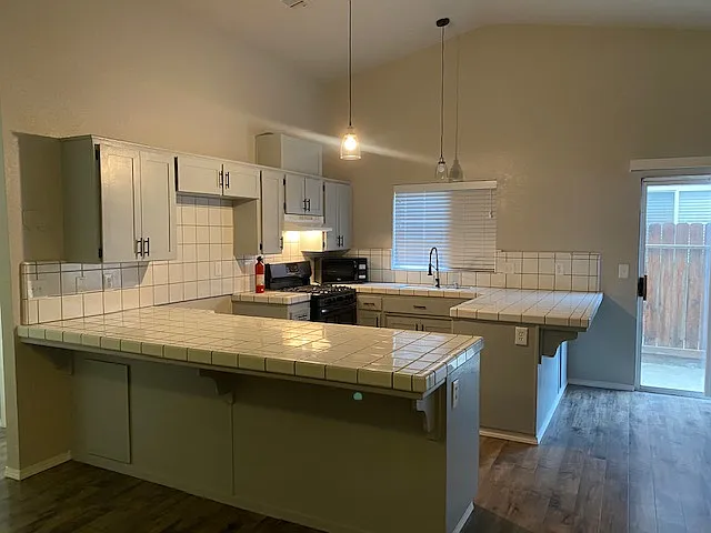 1253 Hawthorn St — Photo 6