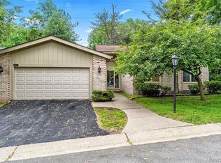 7227 Suncrest Rd, West Bloomfield, MI 48322