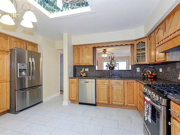 5th image of 4920 N Clifton Ave