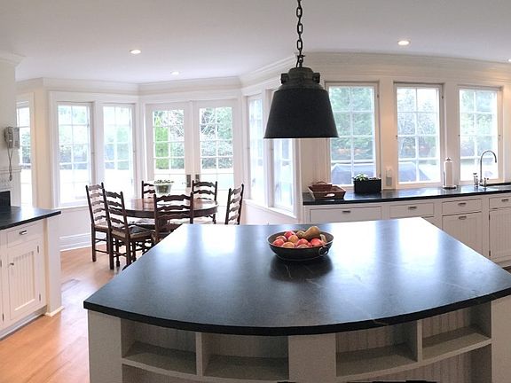 5th image of 115 Wyandanch Ln