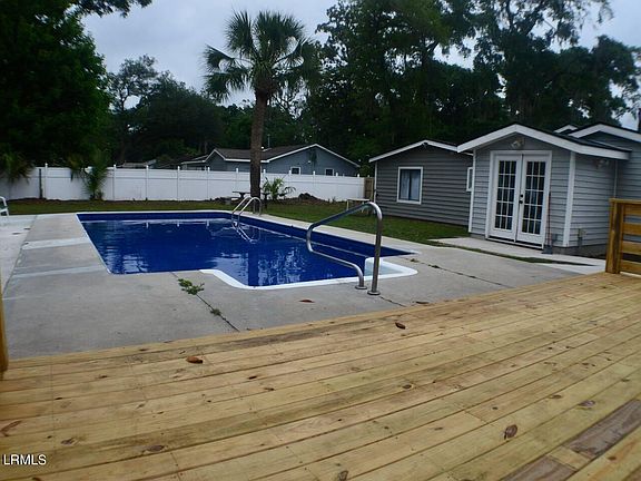 3rd image of 915 Belleview Circle W